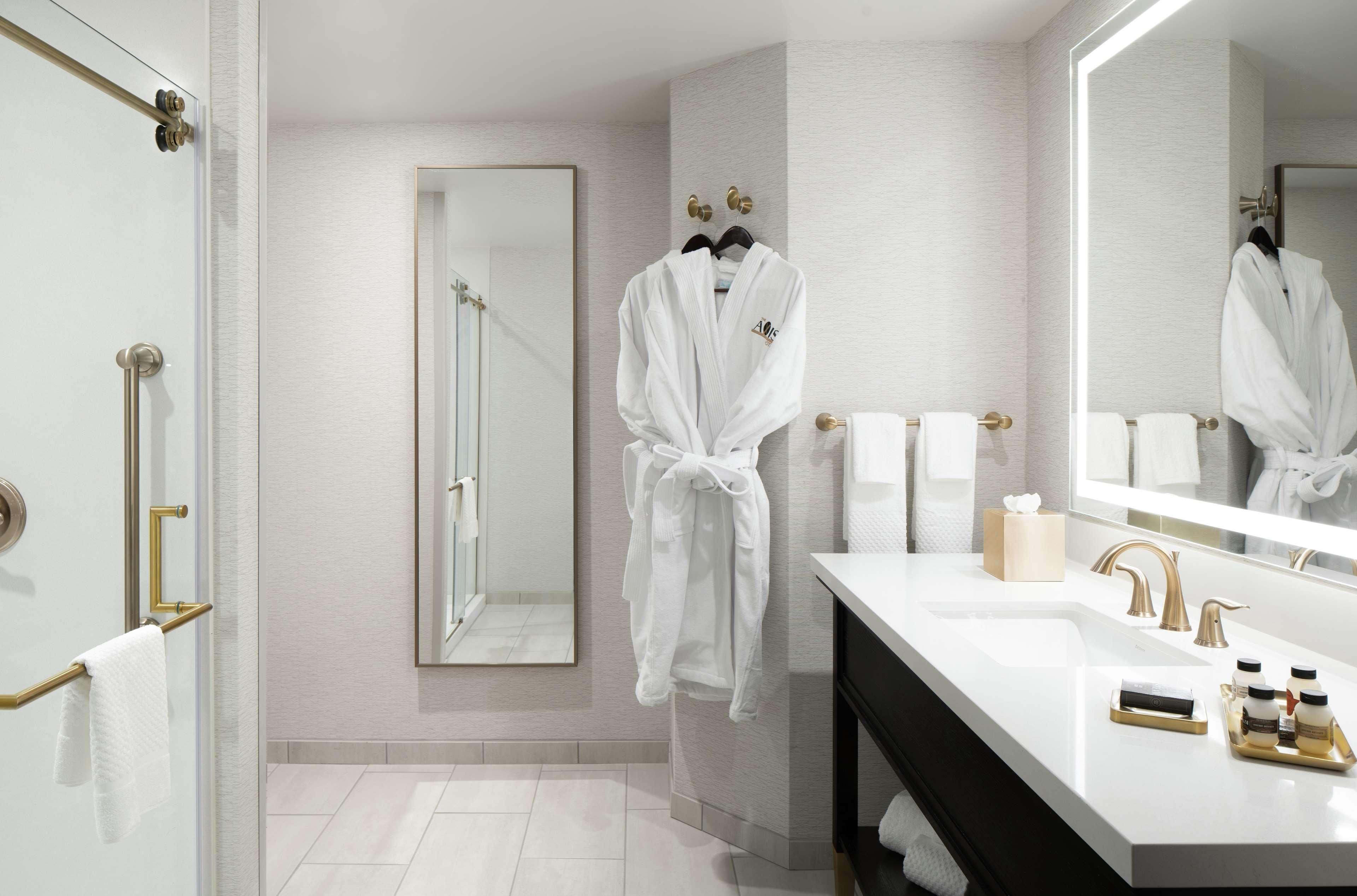 The Axis Moline Hotel, Tapestry Collection By Hilton Экстерьер фото