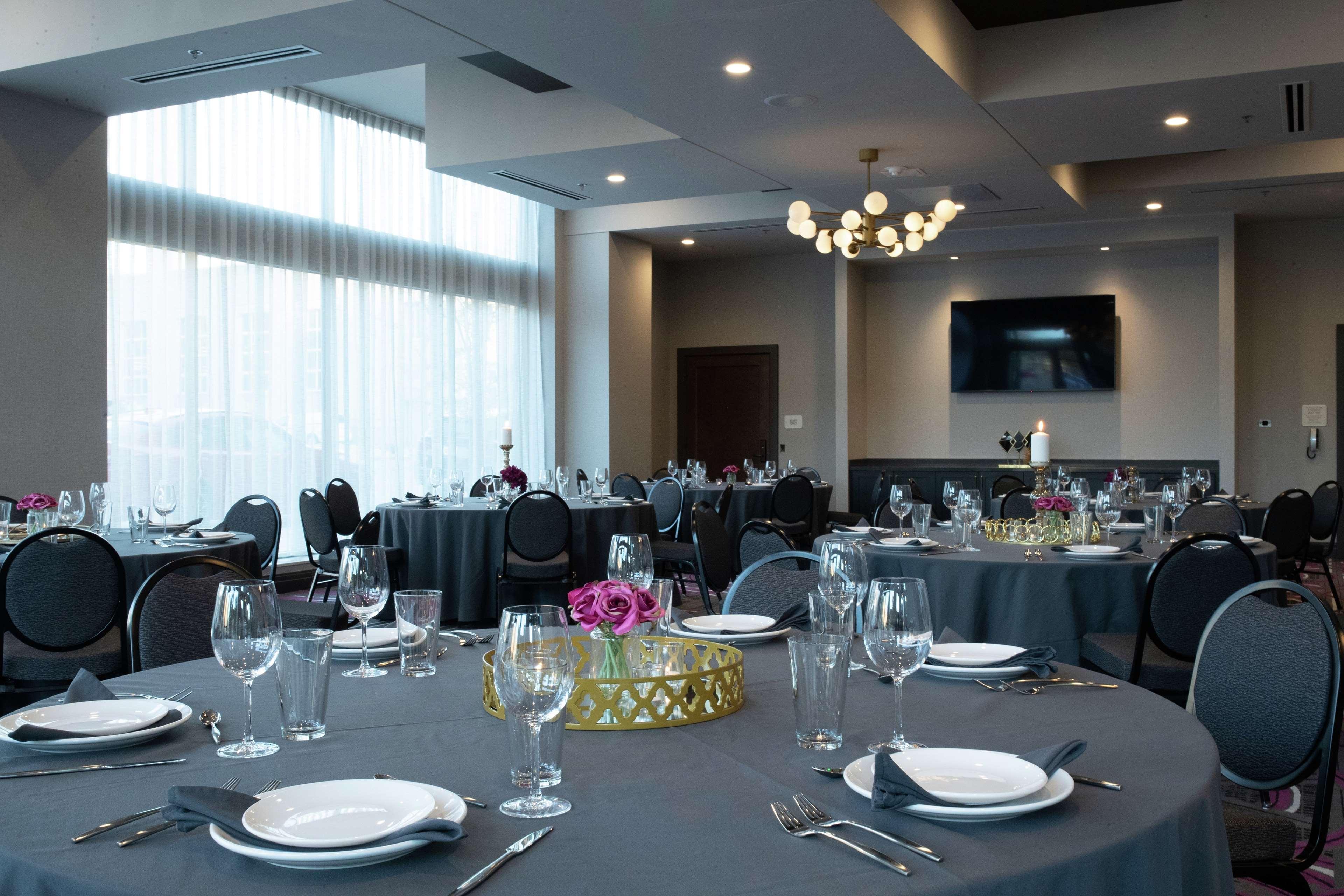 The Axis Moline Hotel, Tapestry Collection By Hilton Экстерьер фото
