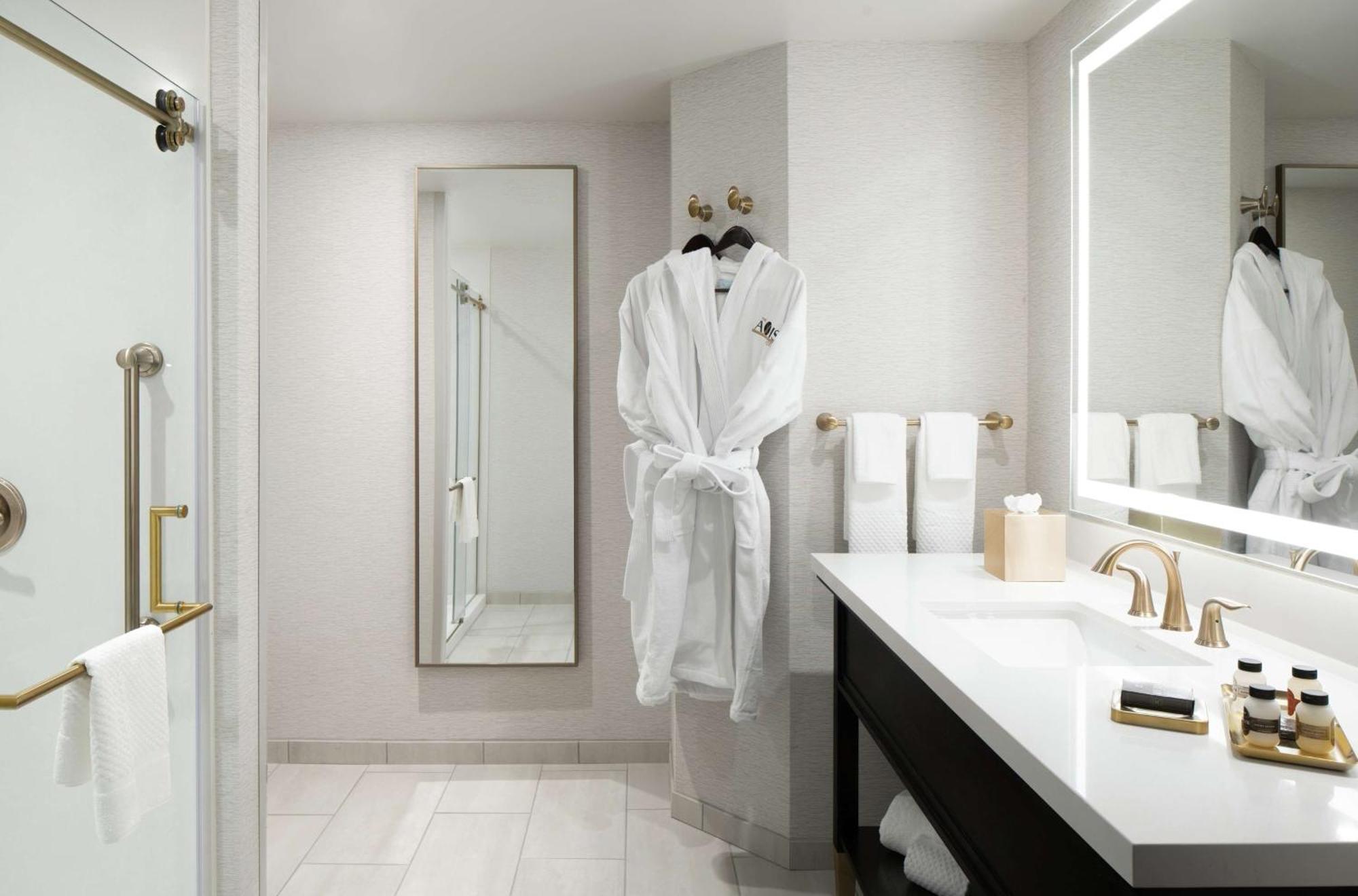 The Axis Moline Hotel, Tapestry Collection By Hilton Экстерьер фото
